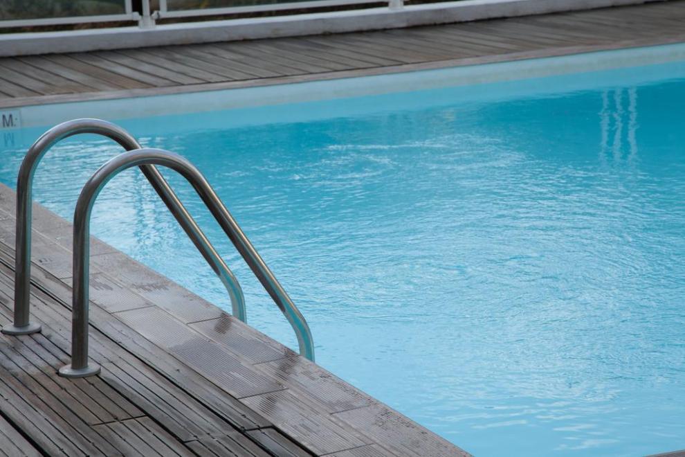 Policia me raport për 2 vjeçaren nga Istogu që u mbyt në pishinë