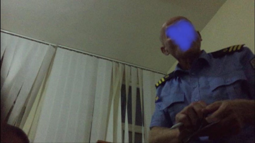Policia e Kosovës nuk është e krejt Kosovës: Polici nuk trajton qytetarin me të birin, pi cigare në zyre