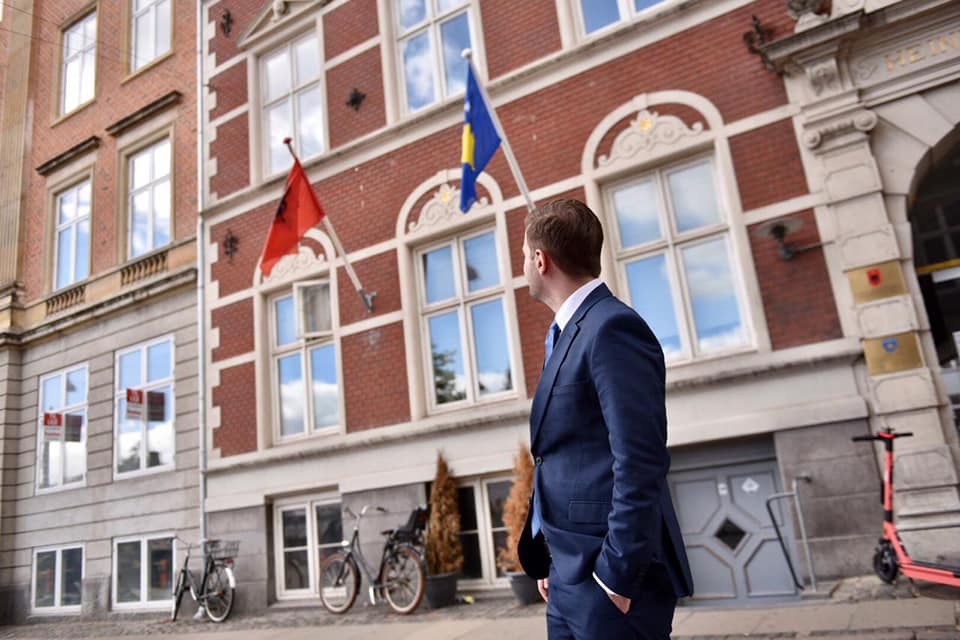 Cakaj në Kopenhagen: Flamujt e Shqipërisë dhe Kosovës valëviten pranë njeri-tjetrit