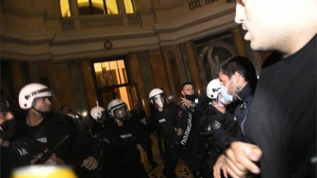 BBC: Protestuesit në Beograd mësyjnë Parlamentin serb, iu printe deputeti anti-5G