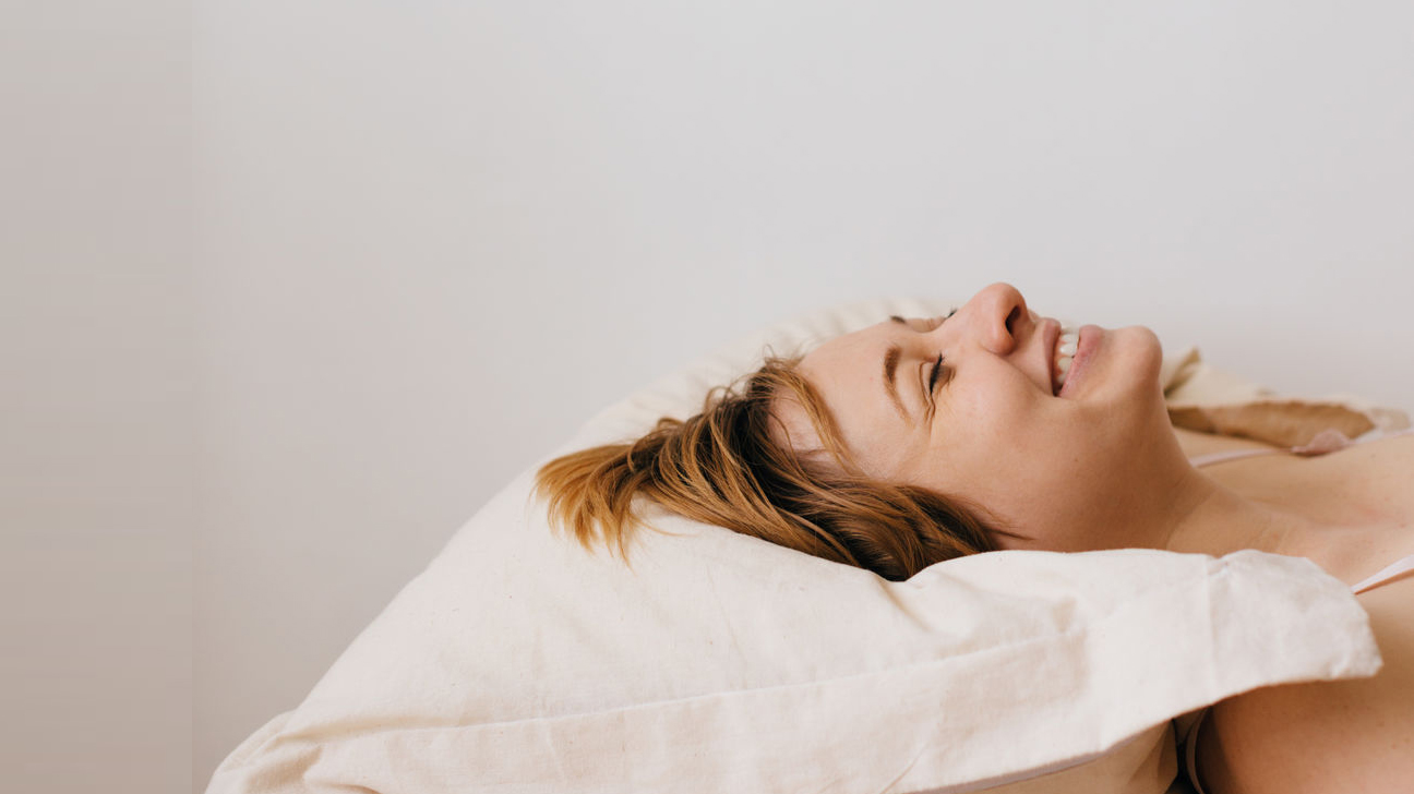 наслаждение женщины. лицо удовольствия. лицо стонущей женщины. девушка охает. удовольствие для мужчины.