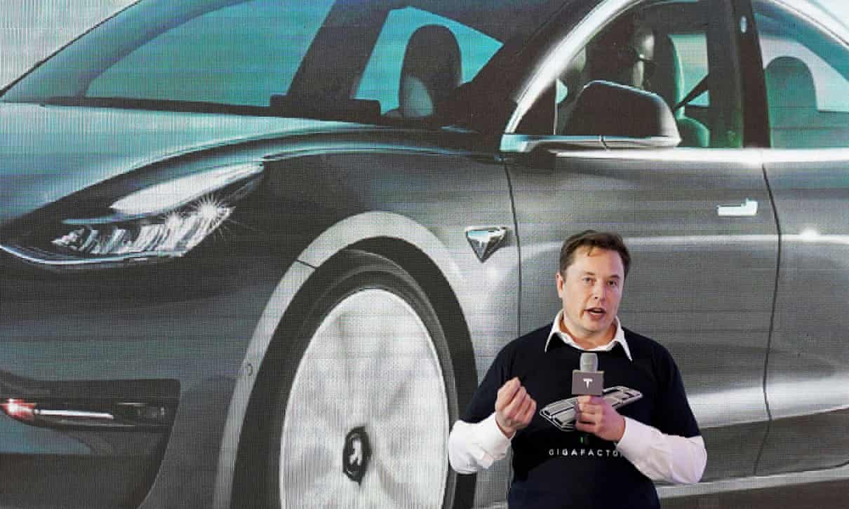 Kërkohet heqja e Elon Muskut nga Tesla, kompania që e themeloi