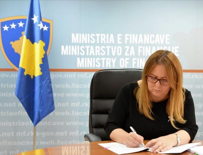 Ministrja e Financave tregon nëse do të japë dorëheqje pas skandalit me 2 milionë eurot