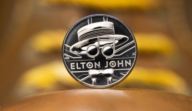 Elton John merr monedhën e tij