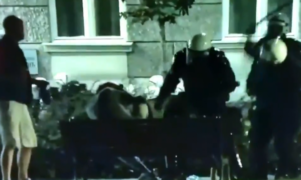 Videoja që po bëhet virale: Policët serbë rrahin brutalisht qytetarët