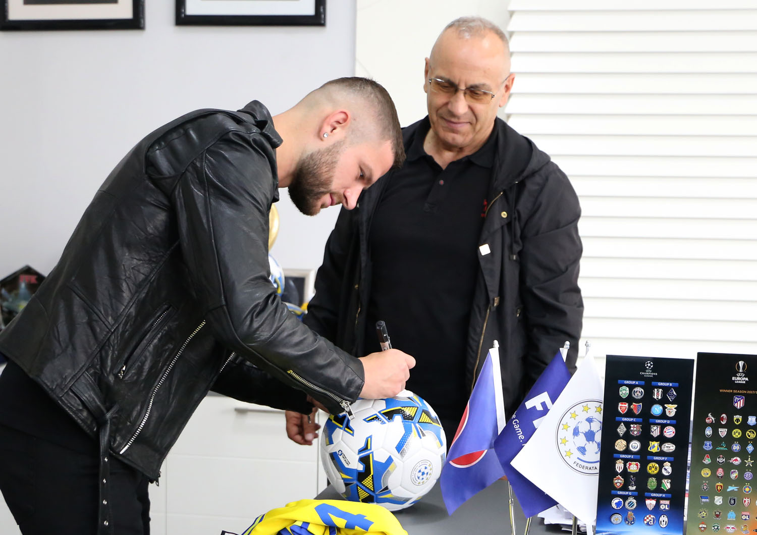 Valon Berisha viziton Federatën e Futbollit të Kosovës, pritet nga presidenti Ademi