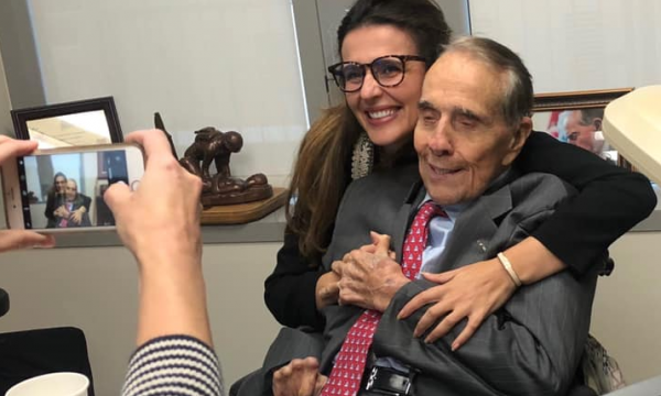 Çitaku uron senatorin Dole për ditëlindje: T’i je kampioni dhe heroi ynë