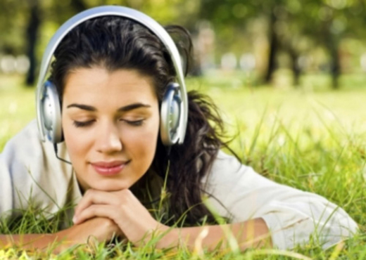Mbajeni trurin më të ri duke dëgjuar muzikë