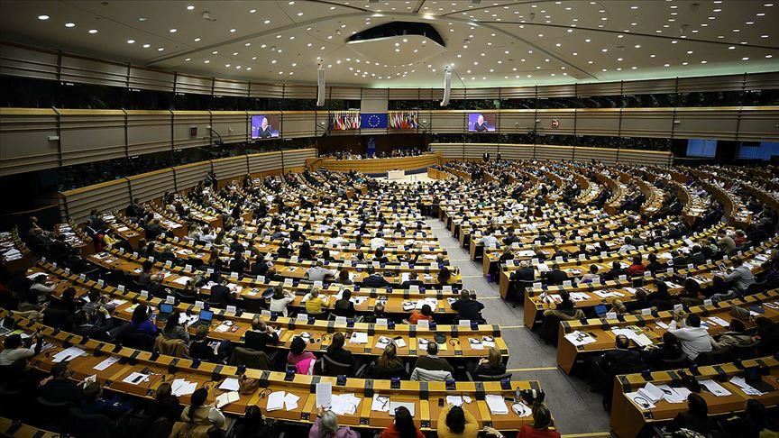 42 anëtarë të Parlamentit Evropian i çojnë kërkesë Macronit të hiqen vizat për Kosovën