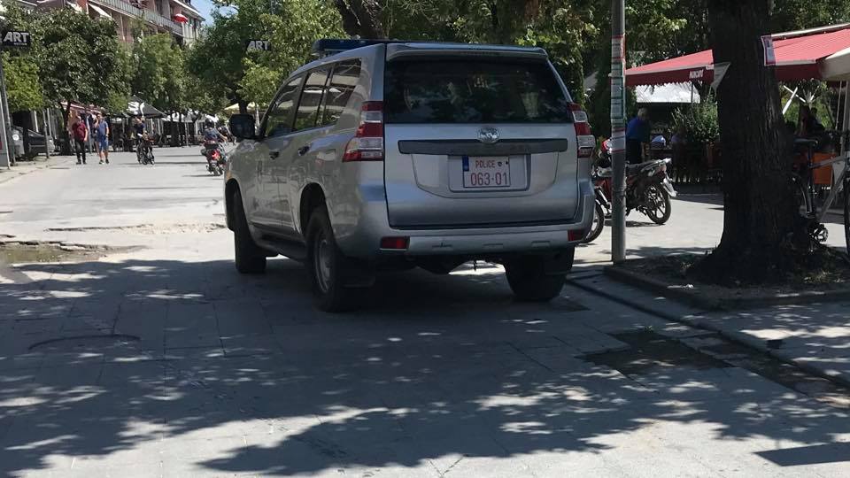 Policia e Kosovës e parkon veturën në shesh, kujdesen që të mos i bie dielli