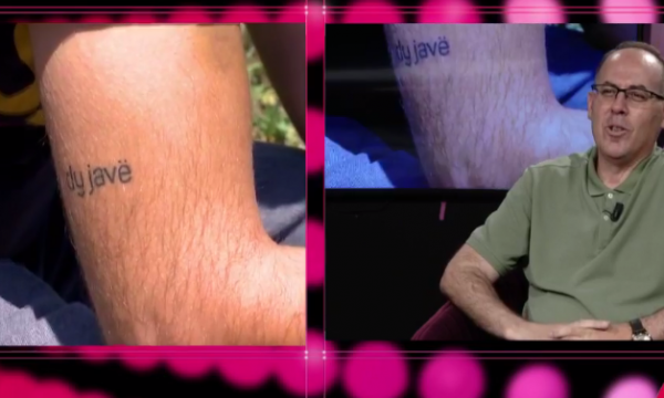 “Edhe dy javë”, qytetari bën tatuazh premtimin e fillimit të pandemisë