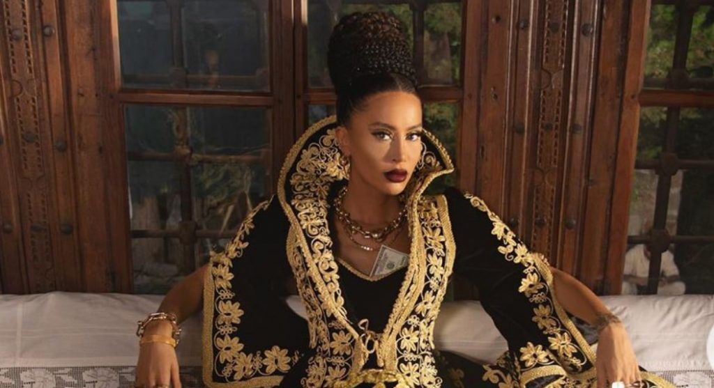 Dafina publikon pamje nga kënga e re, pozon me veshje tradicionale