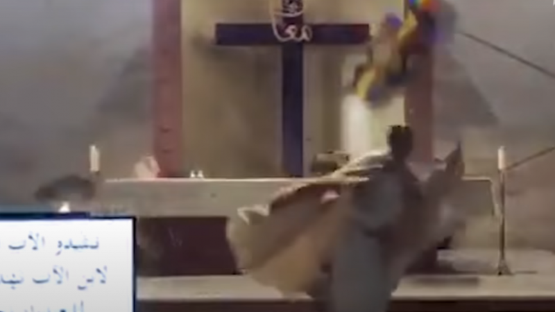 Momenti viral: Prifti del nga kisha për të ikur nga shpërthimi në Beirut derisa tavani po shembej