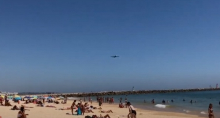 Aeroplani fluturon shumë pranë plazhit, alarmohen pushuesit