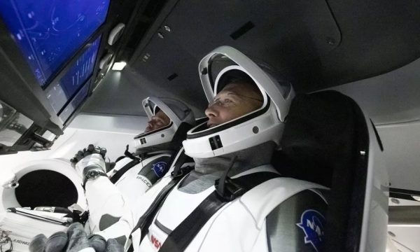Astronautët e NASA-s në kapsulën SpaceX po kthehen në Tokë