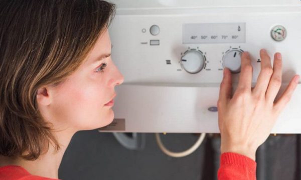 Si kursehet më shumë rryma, duke e mbajtur ndezur vazhdimisht bojlerin a po duke e fikur atë?