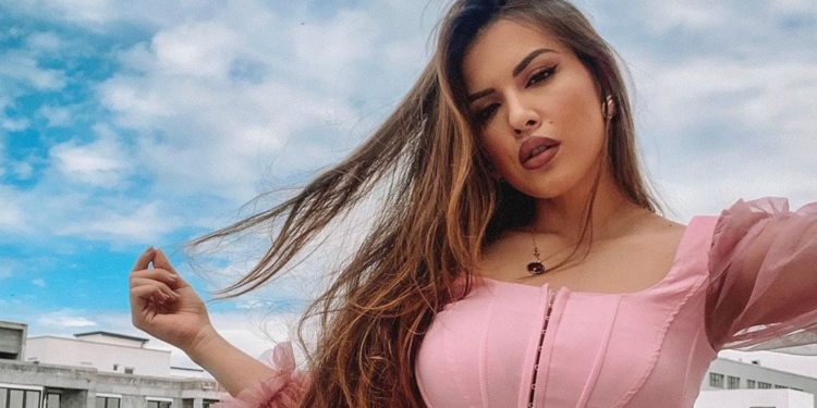 Nuk e ka konfirmuar, por ky imazh zbulon shtatzëninë e Elitës