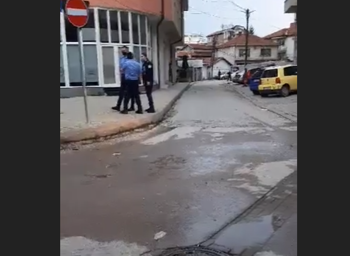 Rrahje në lagjen Tophane të Prishtinës, policia del në vendin e ngjarjes