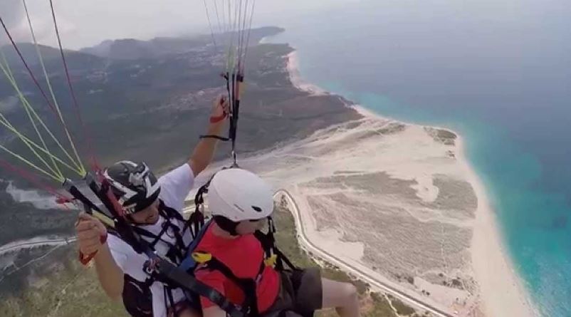 Hidhet me parashutë nga qafa e Llogarasë, lëndohet 39-vjeçari nga Tirana