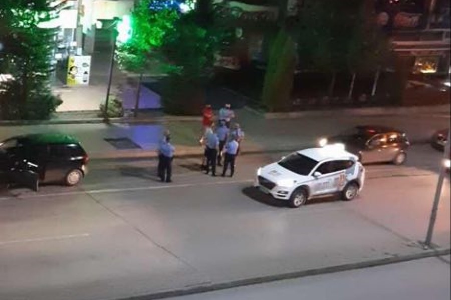 Prishtinë: Policët e arrestojnë, taksisti iu kthehet: Kujt ti motrën