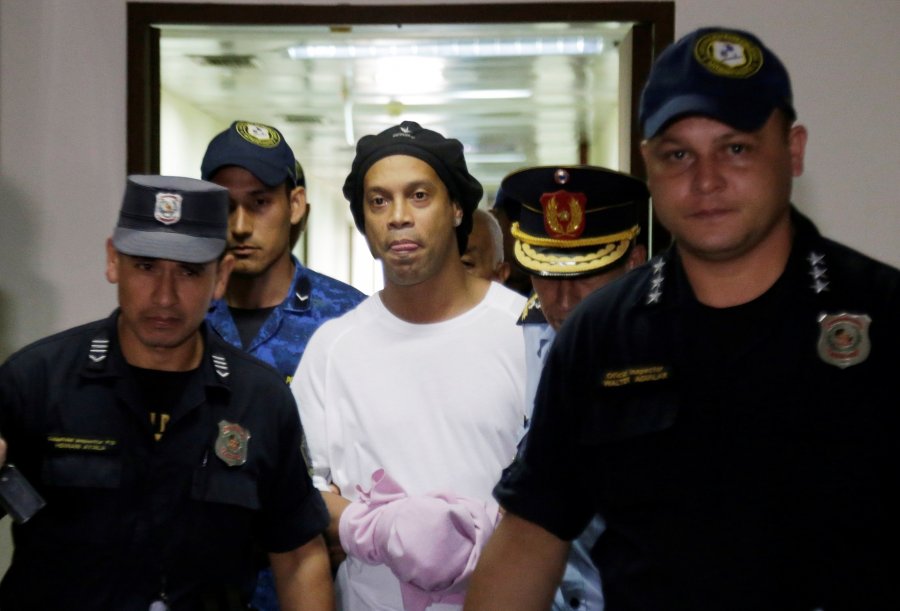 Ronaldinho lirohet nga arresti shtëpiak, pret vendimin për skandalin me pasaporta fallco