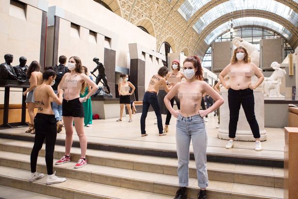Kështu protestohet: Feministet nxjerrin gjokset jashtë pasi muzeu e ndaloi një grua shkaku i veshjes