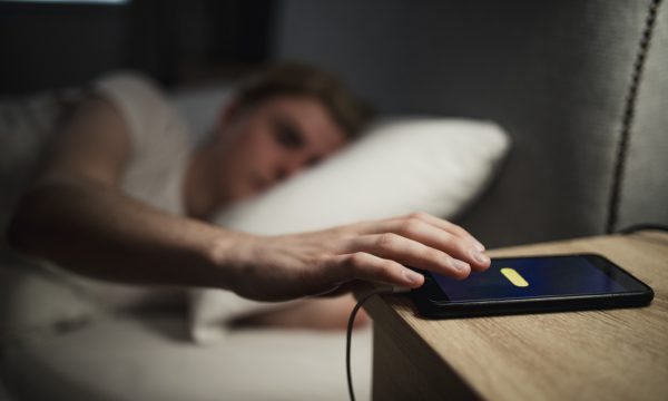 Rreziqet e të fjeturit me telefonin afër