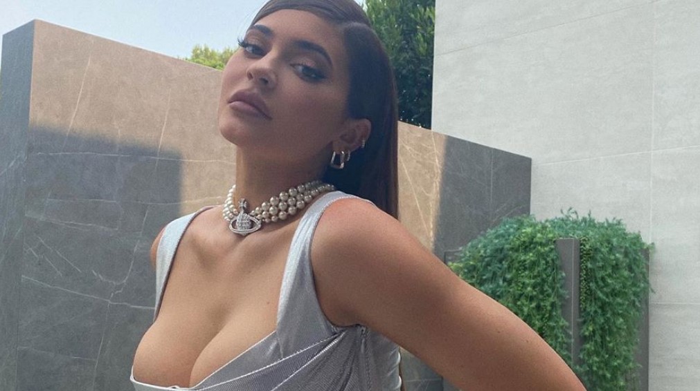 Kylie Jenner thekson format seksi trupore e veshur me fustanin super të ngushtë
