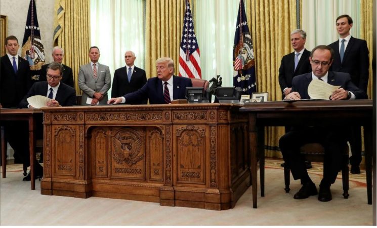 Trump: Liderët e Kosovës përqafoheshin në Zyren Ovale, duhet t’i fitoja 7 a 8 Nobela të Paqes deri tash