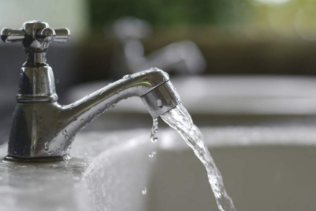 Ujësjellësi i Prishtinës thotë se uji i pijes po keqpërdoret në vendet rurale: Ujisin arat e kopshtet