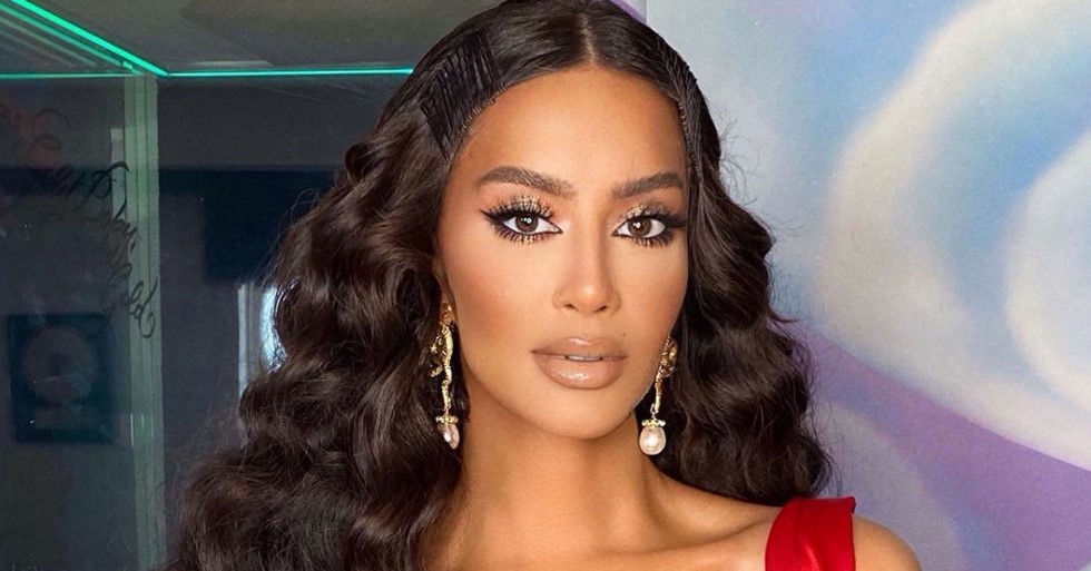 E veshur në të zeza, Dafina vjen me stil unik si çdoherë