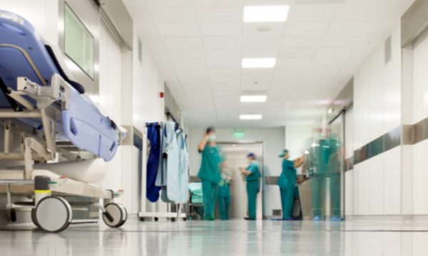 Shoqata e Pacientëve e dënon therjen e infermierit në QKUK