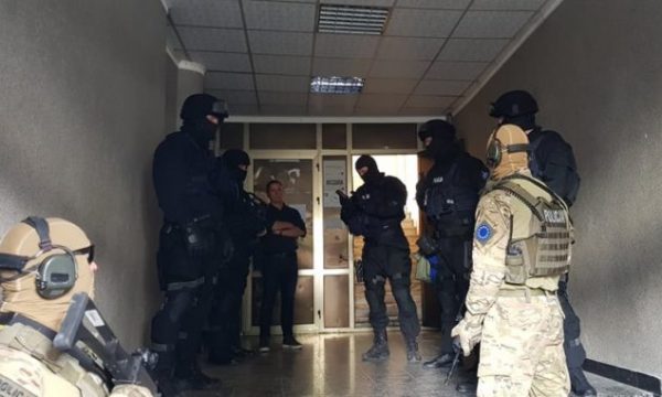 Veteranët e UÇK’së: Bastisja në zyrat tona po bëhet nga policë rusë