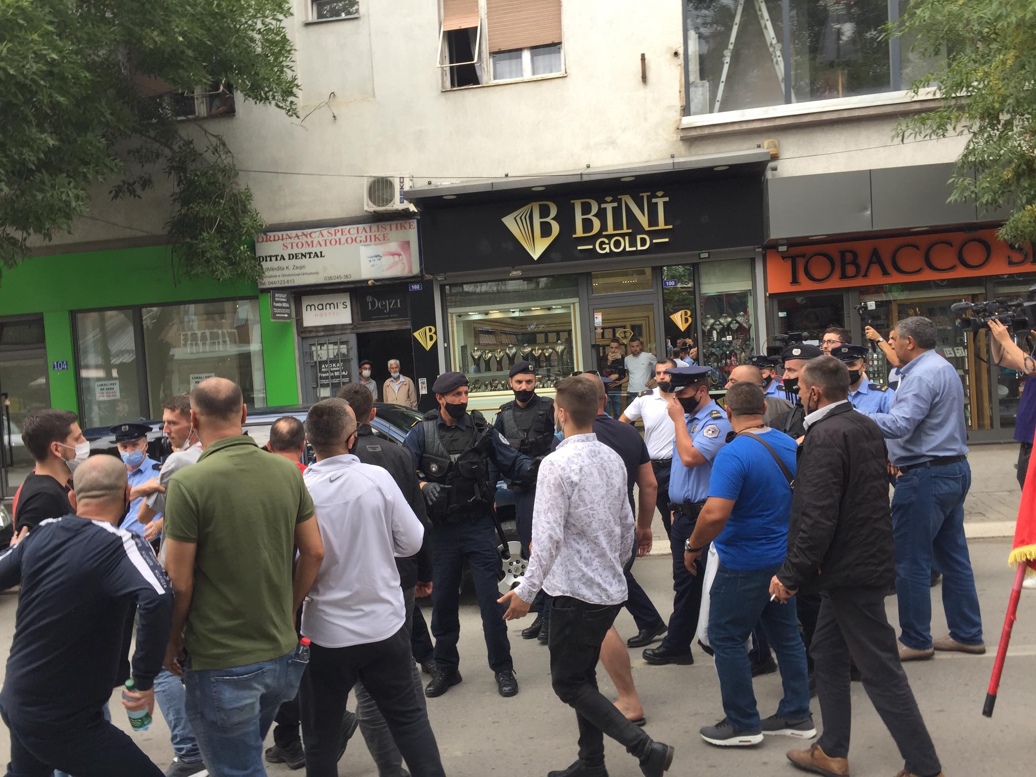 Pas arrestimit të Gucatit, veteranët bllokojnë rrugën dhe gjuajnë me shishe pjesëtarë e EULEX-it