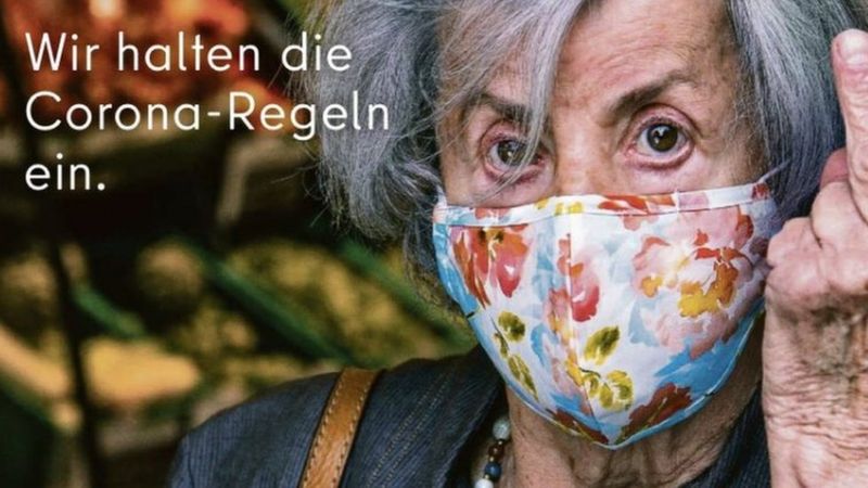Plakat gjermane në Berlin iu tregojnë gishtin e mesit atyre që nuk vendosin maska