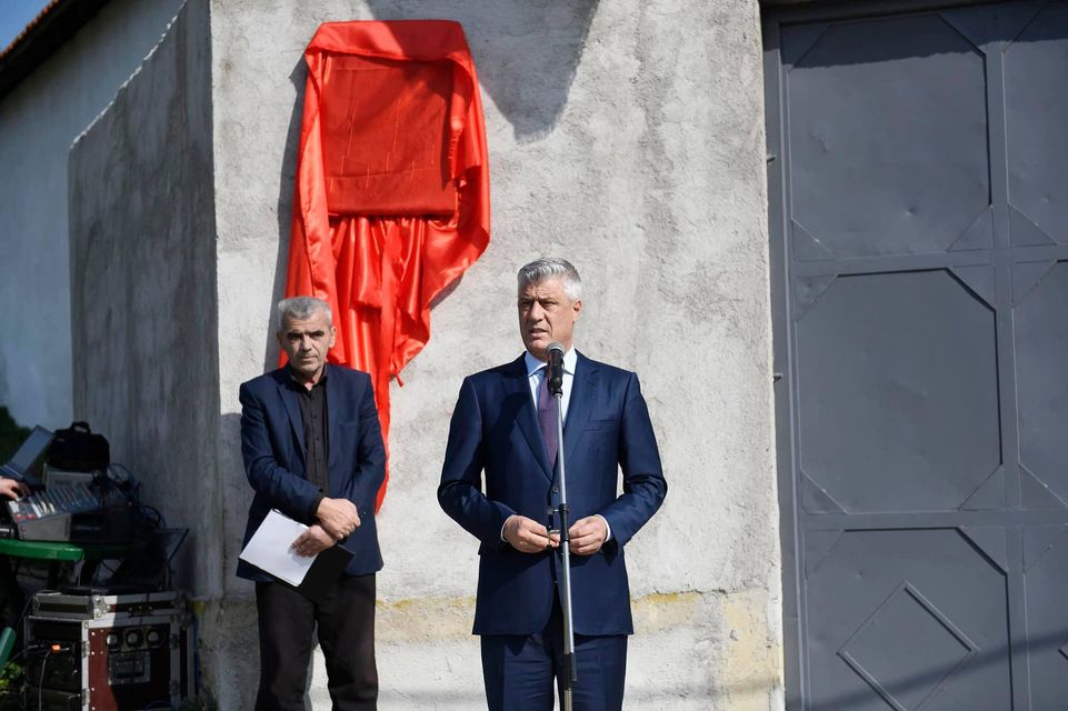 Thaçi me bashkëluftëtarë përuron pllakën e rezistencës së UÇK-së në Ozdrim të Klinës