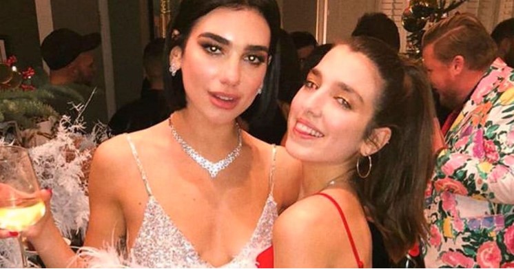 Motra e Duas, Rina Lipa shfaqet atraktive në pozat me bikini