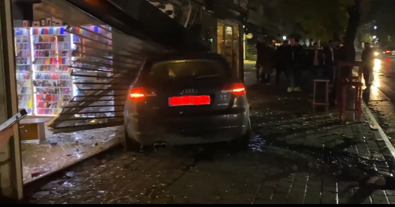 Aksident në Prishtinë, vetura hyn brenda në një lokal