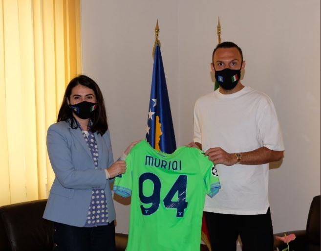 Vedat Muriqi viziton ambasadoren e Kosovës në Itali, i dhuron fanellën e debutimit në CL