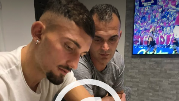 Andi Zeqiri deshi apo nuk deshi është i Kosovës, Periskopi publikon foton kur nënshkroi parakontratën