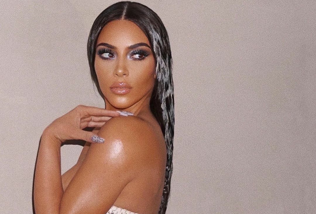 Kim Kardashian zbulon se sa fiton në Instagram