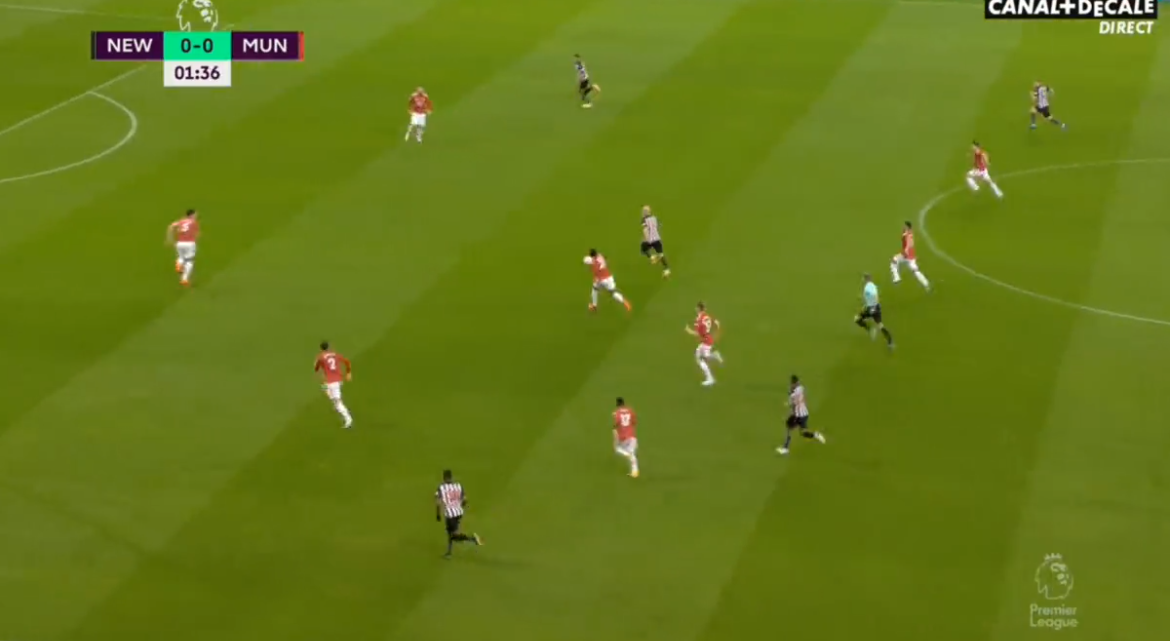 Man United e pëson pas vetëm dy minutave lojë kundër Newcastlet, autogol nga Shaw