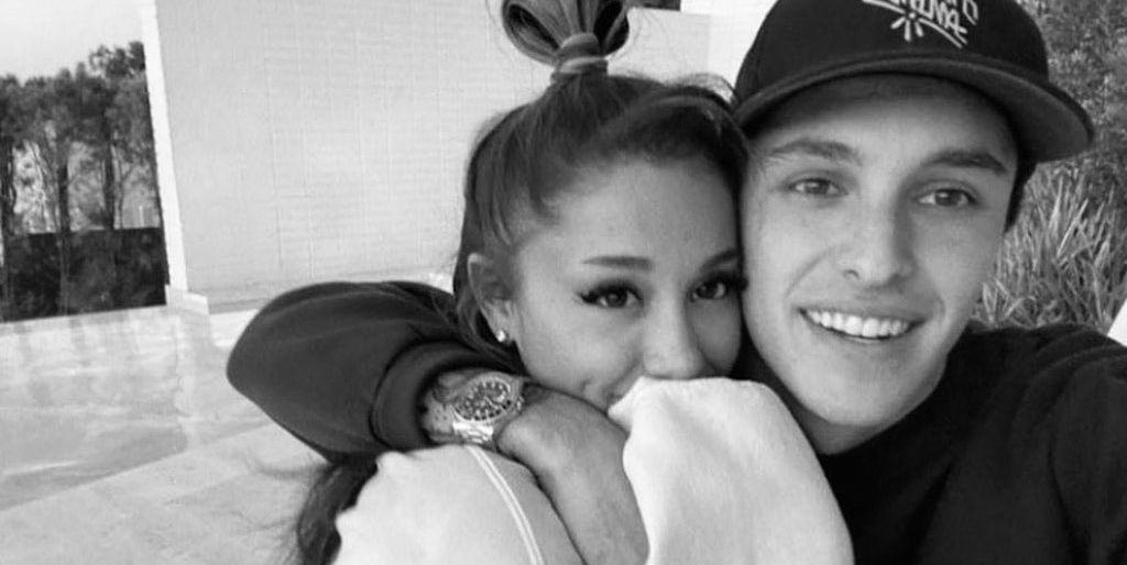 Ariana Grande ndan çaste romantike duke shkëmbyer puthje me partnerin