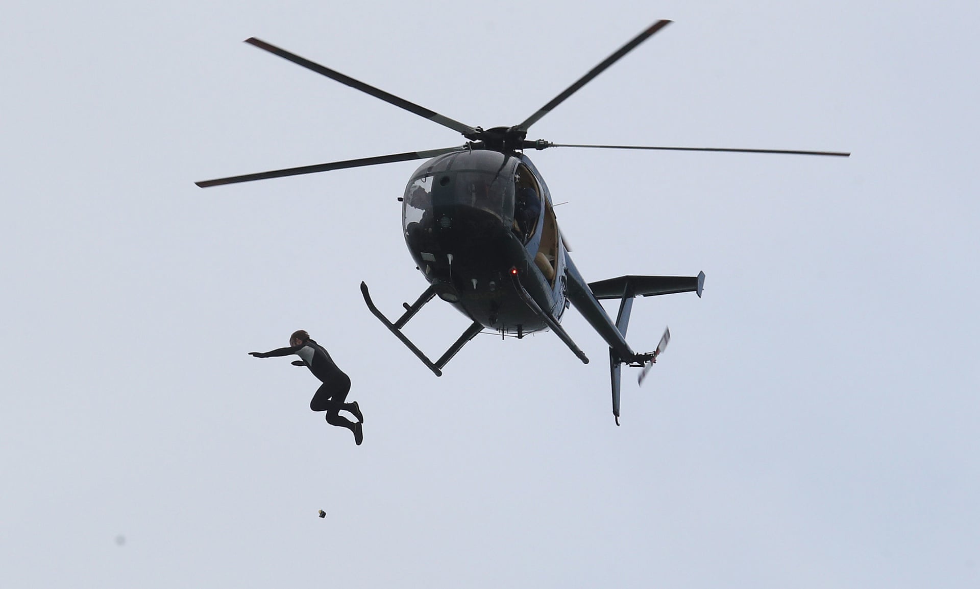 Një veteran kërcen nga 40 metra pa parashutë prej helikopterit, humb vetëdijen