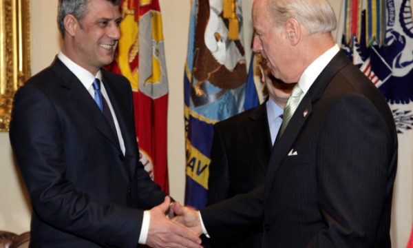 Boston Herald: A do ta shpëtojë Bideni “Xhorxh Vashingtonin e Kosovës”?