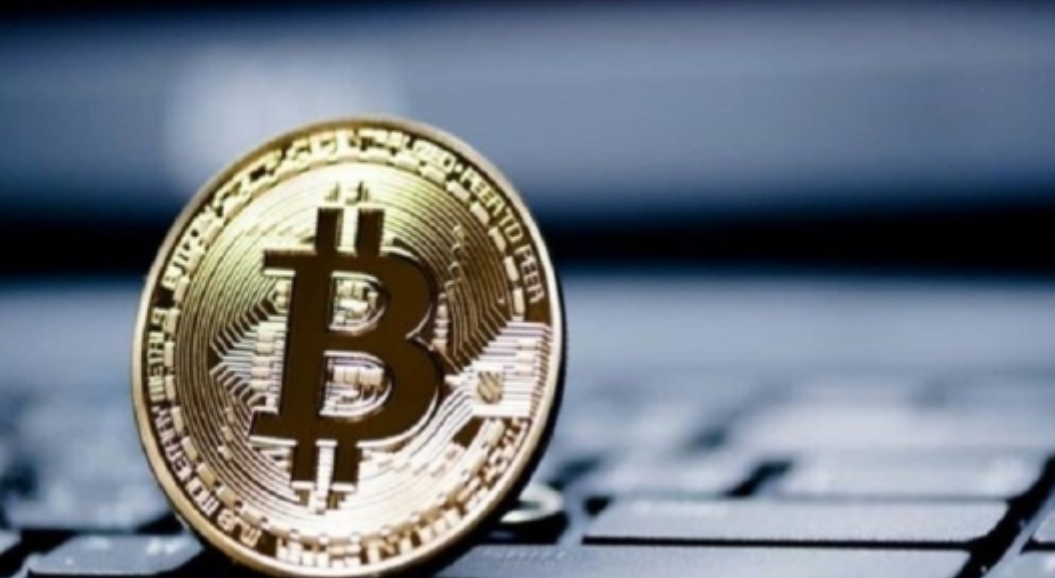 Bitcoin ra në një minimum prej 10 ditësh, duke tërhequr kriptovaluta të tjera