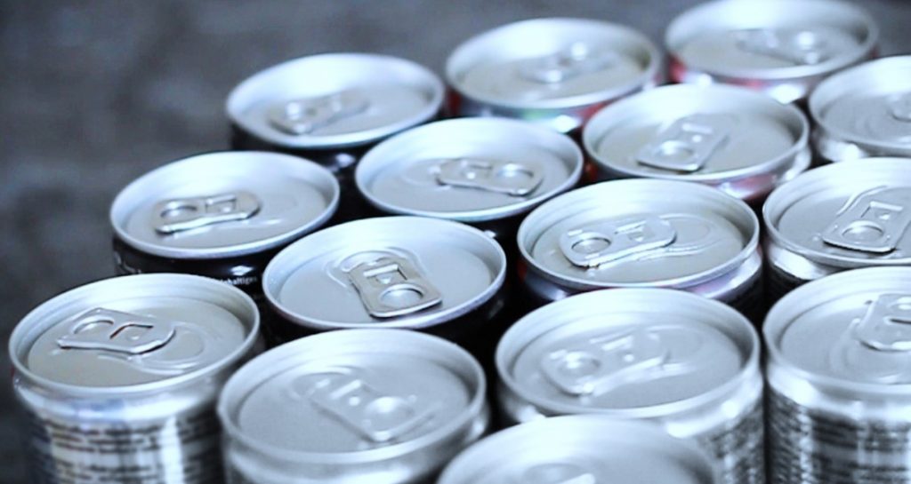 Çfarë i ndodh trupit nëse pini 1 deri 3 pije energjike në ditë?