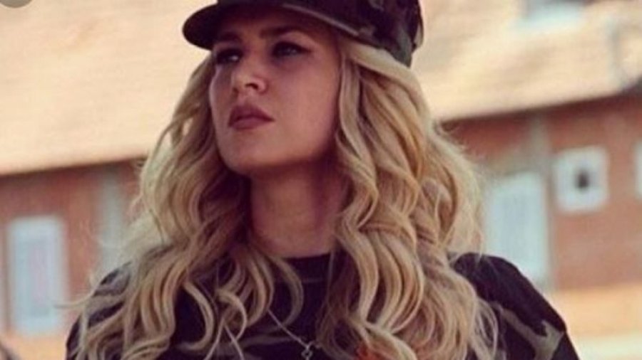 Leonora Jakupi ka për t’i thënë diçka djalit të Thaçit pas fjalëve emocionuese që shkroi