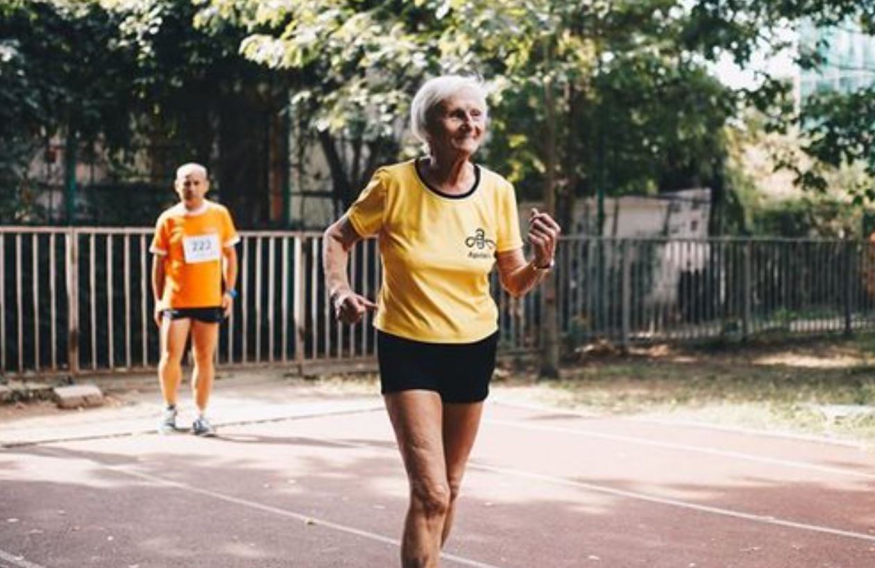 Kjo grua është 94 vjeç dhe thotë se sekreti i saj është ‘një gjysmë gote me verë’