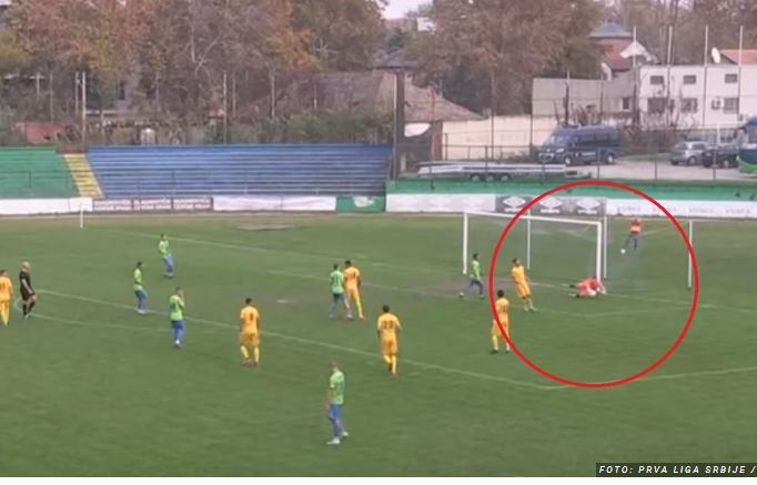 Kurdisje amatore në Serbi, portieri vetë ia dhuron topin kundërshtarit për të shënuar